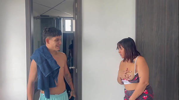 Compartiendo baño con mi madrastra y le doy la mejor follada de su vida.