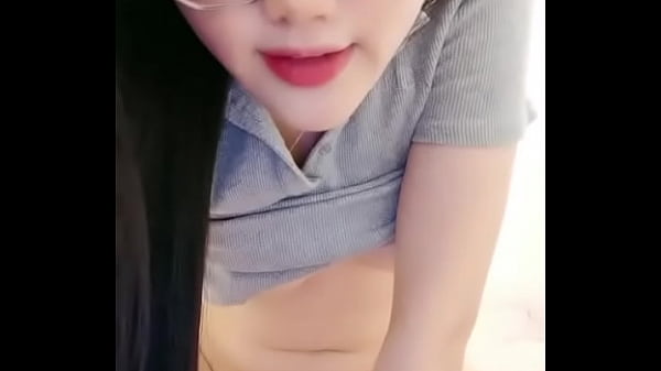 好有感觉的甜美少妇，气质风骚带个眼镜，逼逼粉里透红，跟狼友互动撩骚，道具抽插骚穴淫声荡语不断不要错过国产网约高端外围