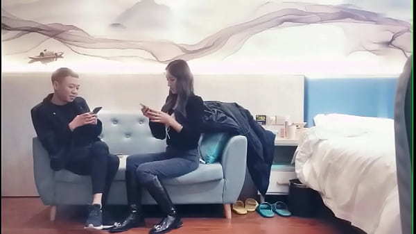 妹子长相很漂亮，让人眼前一亮，脱光了那身材太劲爆了黑丝诱惑 狂插