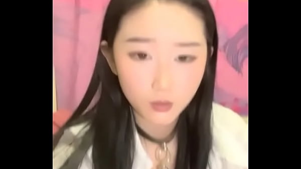 年轻的21岁小美女，全裸好身材，带乳夹和铃铛道具自慰，呻吟不止特写洞口很小玻璃棍抽插白浆很多  国产网约高端外围