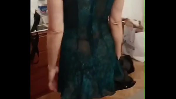 Encuentro a mi madrastra con vestido transparente en la casa sola y mi padrastro trabaja me dice cogeme duro y dame tu leche