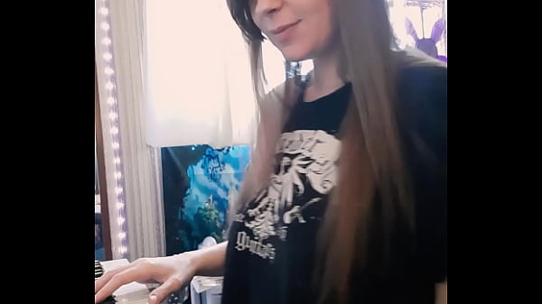 Gamergirlroxy Playing the SIMS build 2 music