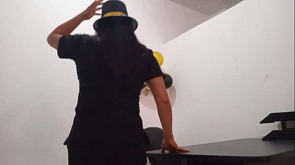 I’M BORED IN THE OFFICE AND I PUT IN A BUT PLUG TO GET AROUS AT WORK. I’M A SLUT IN MY OFFICE