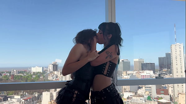 Intercambio de Parejas en Argentina con 2 Latinas Bisexuales