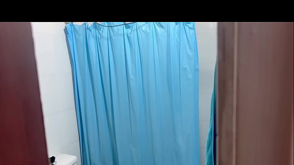 LLEGO A CASA MI HERMANASTRA SE ESTA DUCHANDO ENTRO AL BAÑO LA DESEO Y ELLA SEDA CUENTA ME PIDE QUE LA AYUDE A BAÑAR Y LA FOLLO BIEN RICO – PORNO CASERO EN ESPANOL