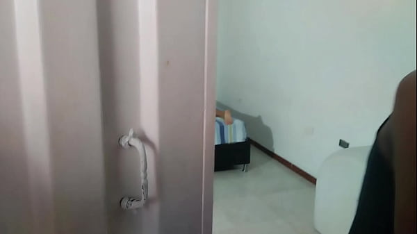 ME FOLLO A LA INDIA DE MI HERMANASTRA EN SU CUARTO TERMINA FELIZ DE SABER QUE SE SIENTE UNA POLLA EN SU COÑO ERA SU PRIMERA VEZ SEXO DURO – PORNO CASERO EN ESPANOL