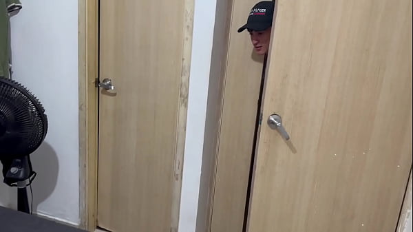 MI VECINA ME ESPERA EN SU CUARTO DESNUDA LISTA PARA QUE LE META SU BUENA FOLLADA PORQUE SU ESPOSO CACHONDO ESTA DE VIAJE Y ELLA NECESITA FOLLAR TODOS LOS DÍAS – PORNO EN ESPANOL