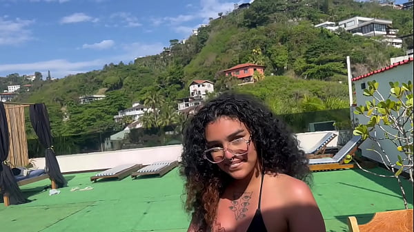Novinha casada de 18 anos perde o telefone e vazam vídeos transando na praia do recreio