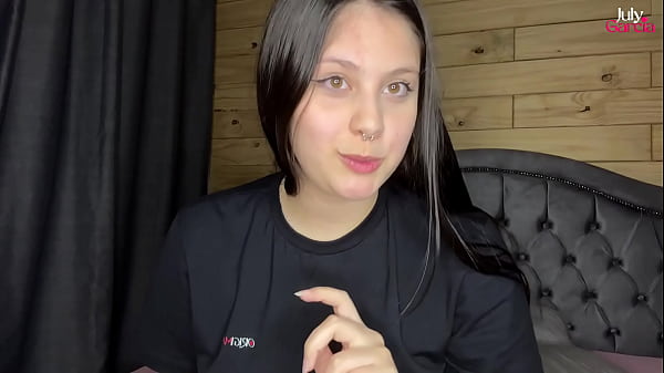 Novinha tem cuzinho arrombado por vários plugs anais – July Garcia