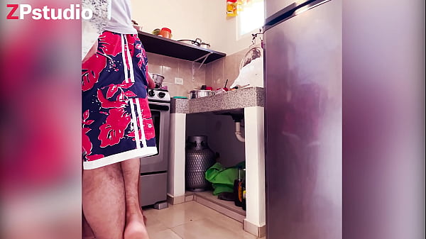 Mi puta vecina entra a mi casa en tanga a cosinar y le chupo el culo y ledoy POR EL ANO Y LE ENCANTA ALA ZORRA