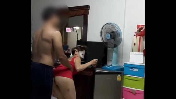 สาวใหญ่กําลังเปิดตู้เย็นหยิบของ โดนไอ้หนุ่มเปิดประตูเข้ามาจับเย็ดหน้าตู้เย็นเลย