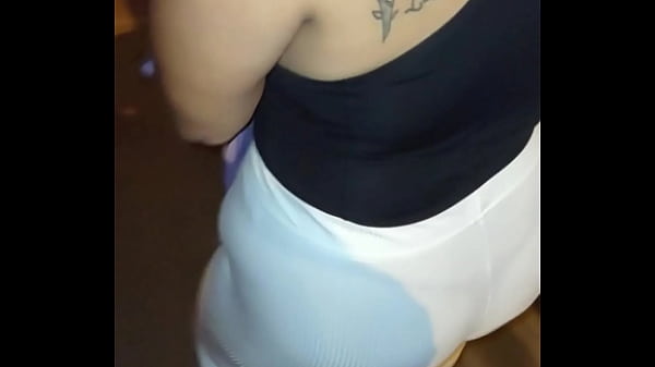 MADURA CULONA CON HILO ROJO EN LA CALLE